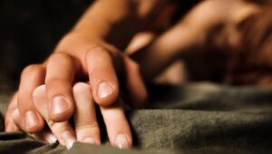 Үлкен әйелдер, үлкен әтештер, шұлықтар, көз жас, порно