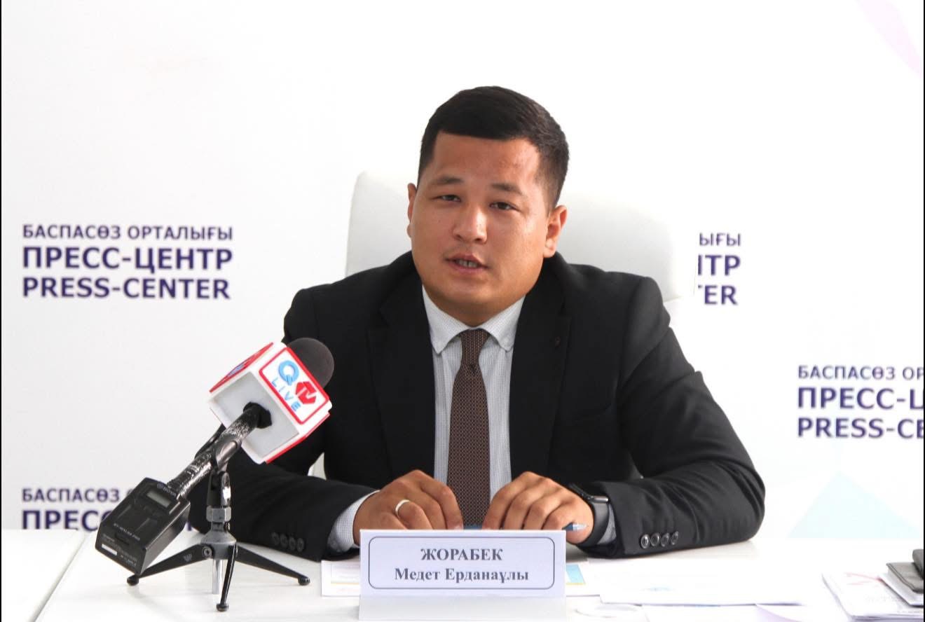 Дөңгелек сиськи бар порнографиядағы қыз Топтық секс порно