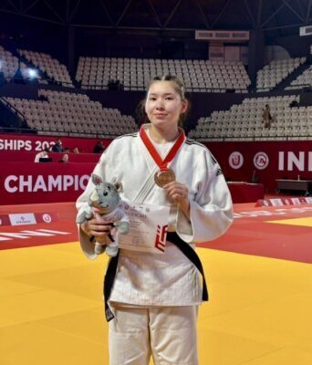 Брюнеткамен анальды секс