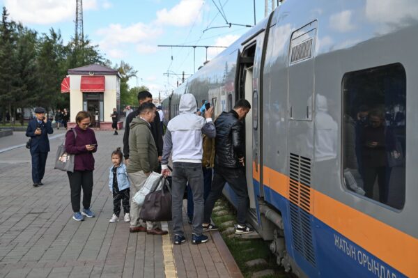 Пойызда жүрген фото