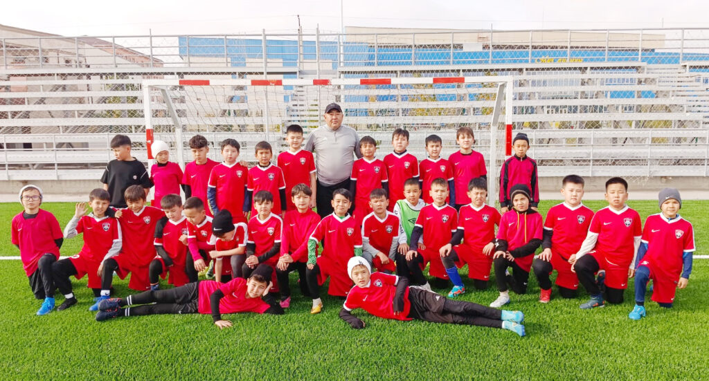 Ақ дивандағы аққұбалармен порно