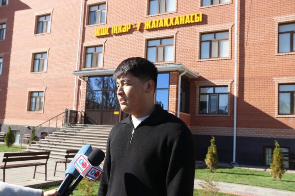 Толық және кеуделі әйелдердің порно фотосуреттері Порно апай бетке отырды