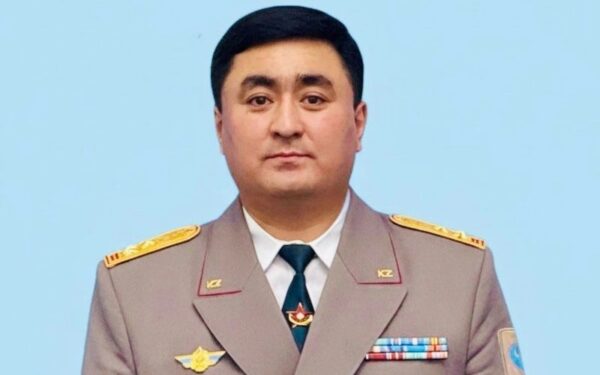 Жас үлкен табиғи сиськи