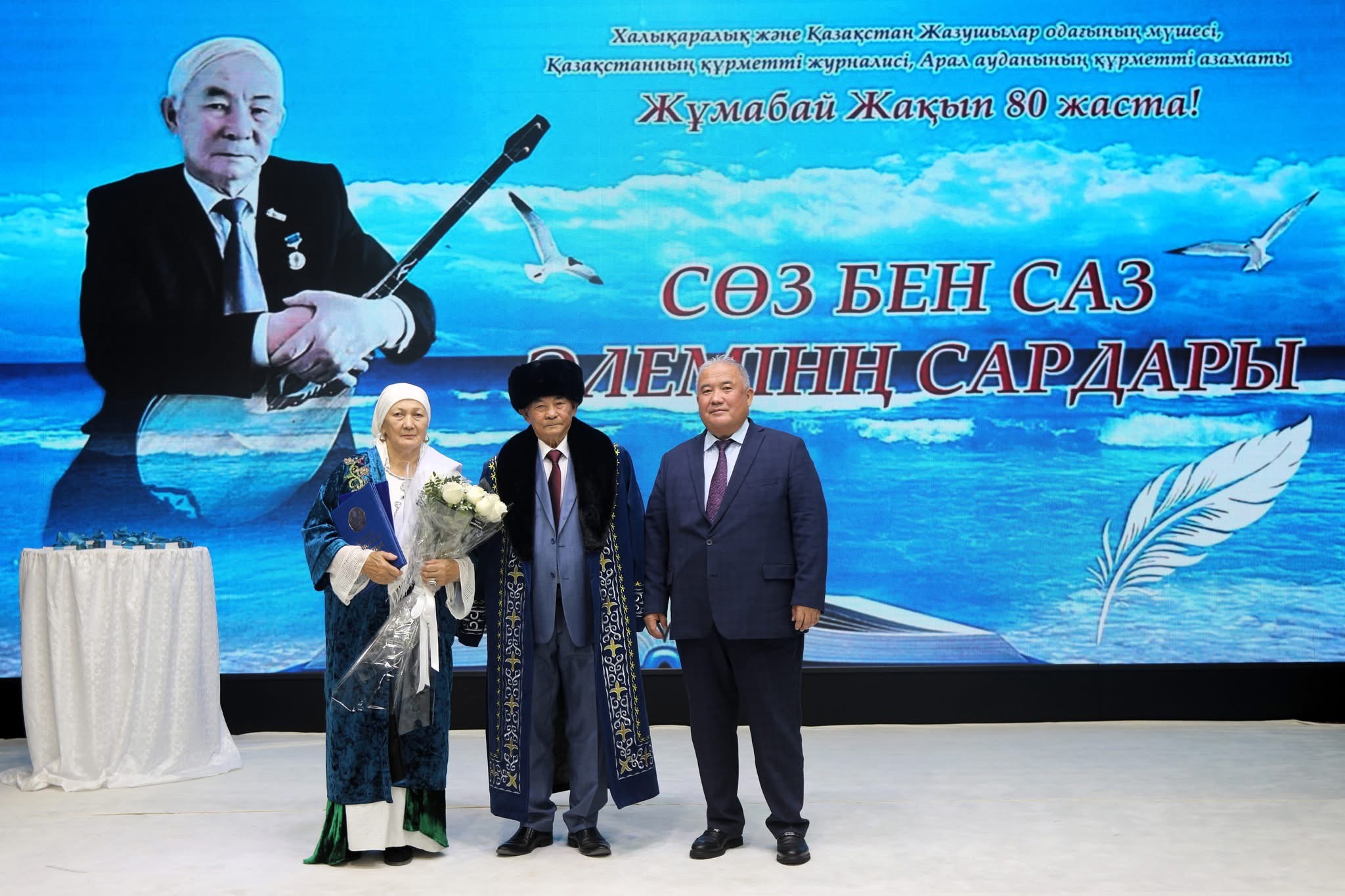 Брюнетка анальді топтық ұрыс алады Әйел үстемдігі белдіктегі анал порно видео